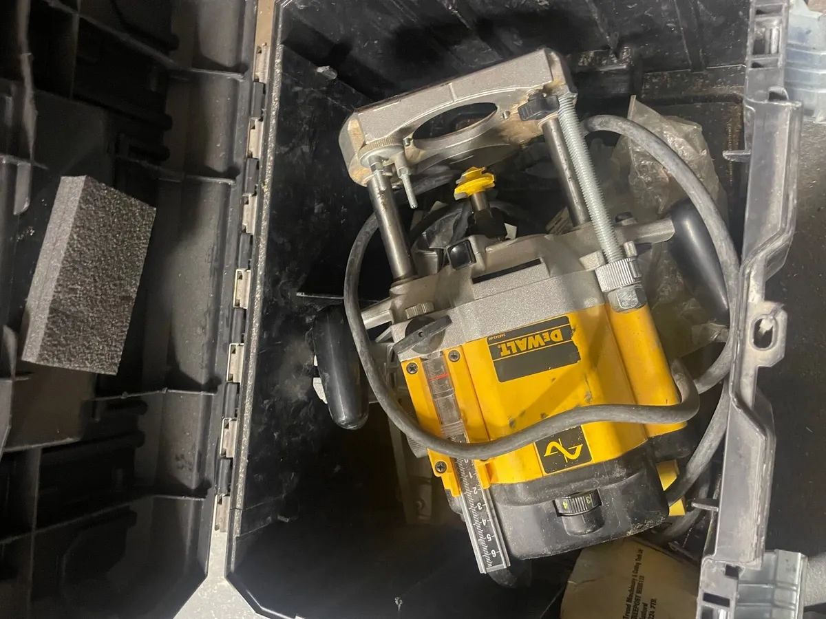 DEWALT 1/2” router 110v
