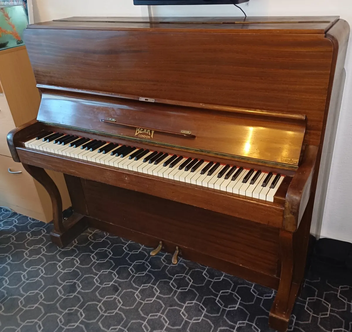 Berry london classic piano, antique 1960s, vintage - Image 1