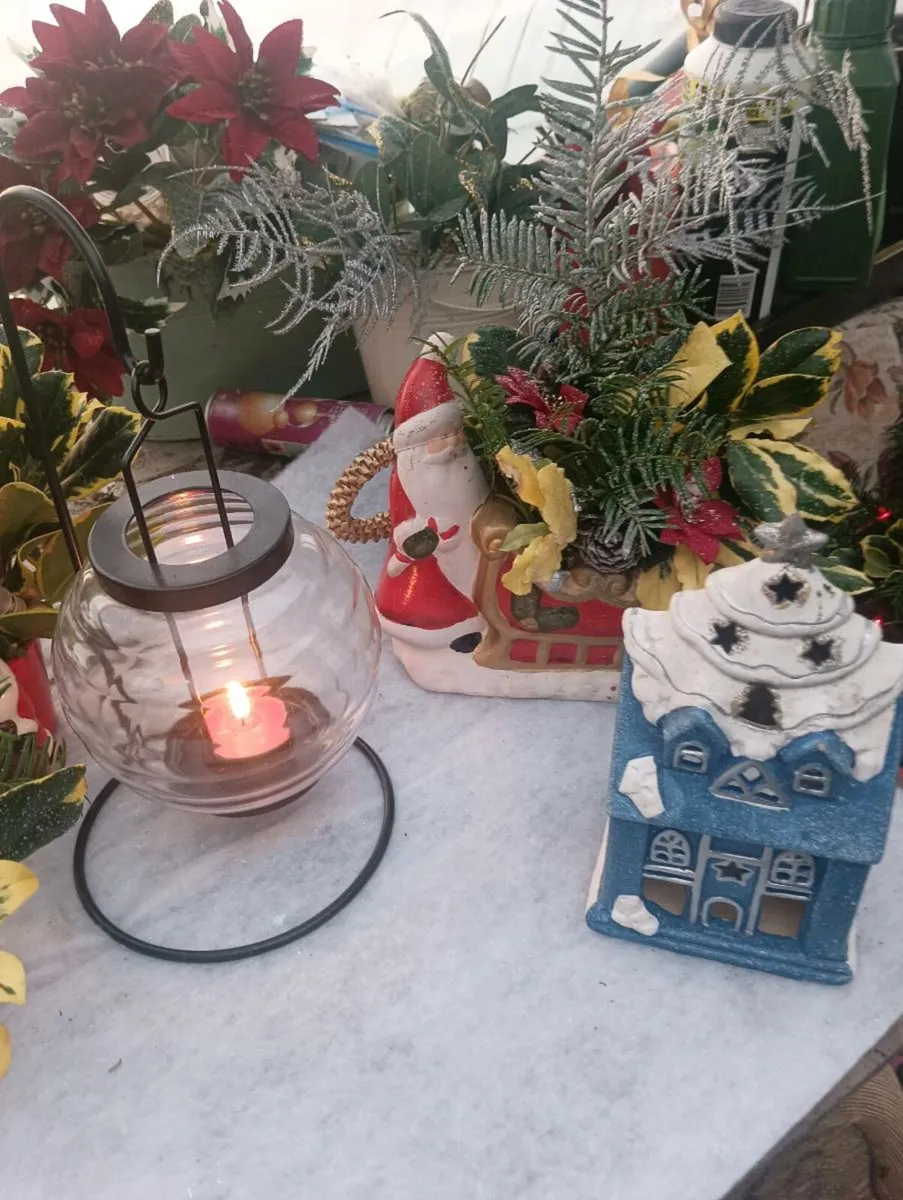 Beautiful Santa pots 5 each - Image 2