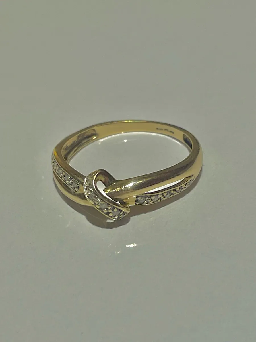 9ct Gold and Diamond Ring - Image 1