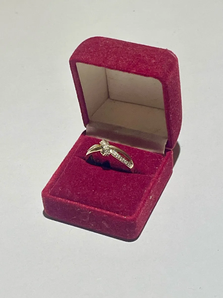 9ct Gold and Diamond Ring - Image 2