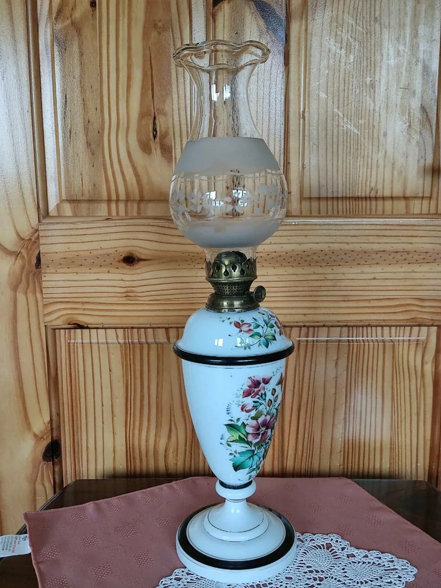 Lovely antique oil lamp made of milk glass - Image 3
