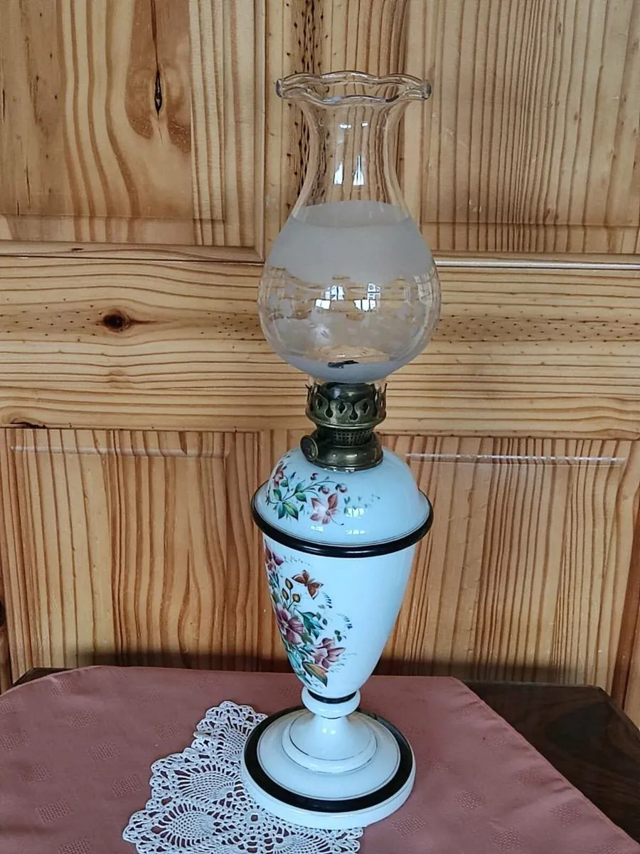 Lovely antique oil lamp made of milk glass - Image 4