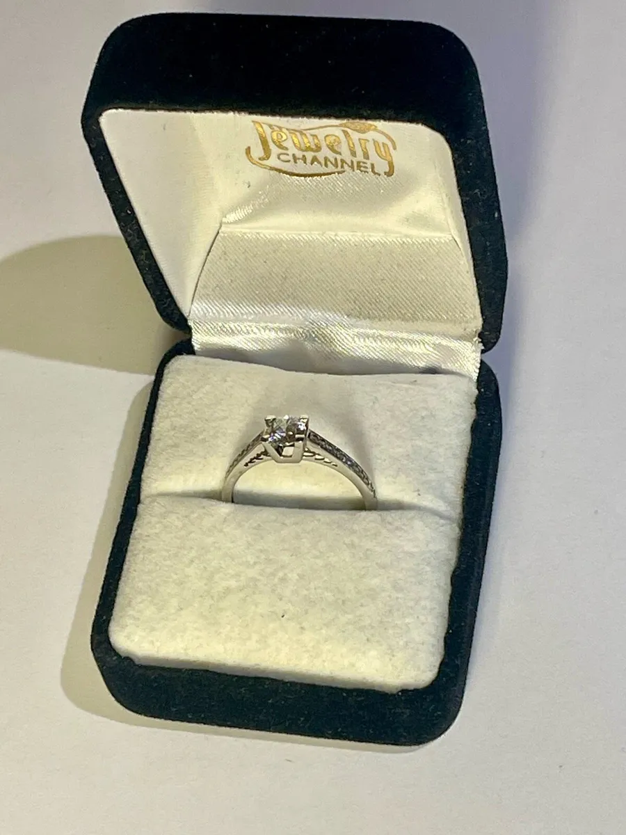 9ct White Gold CZ Ring - Image 1