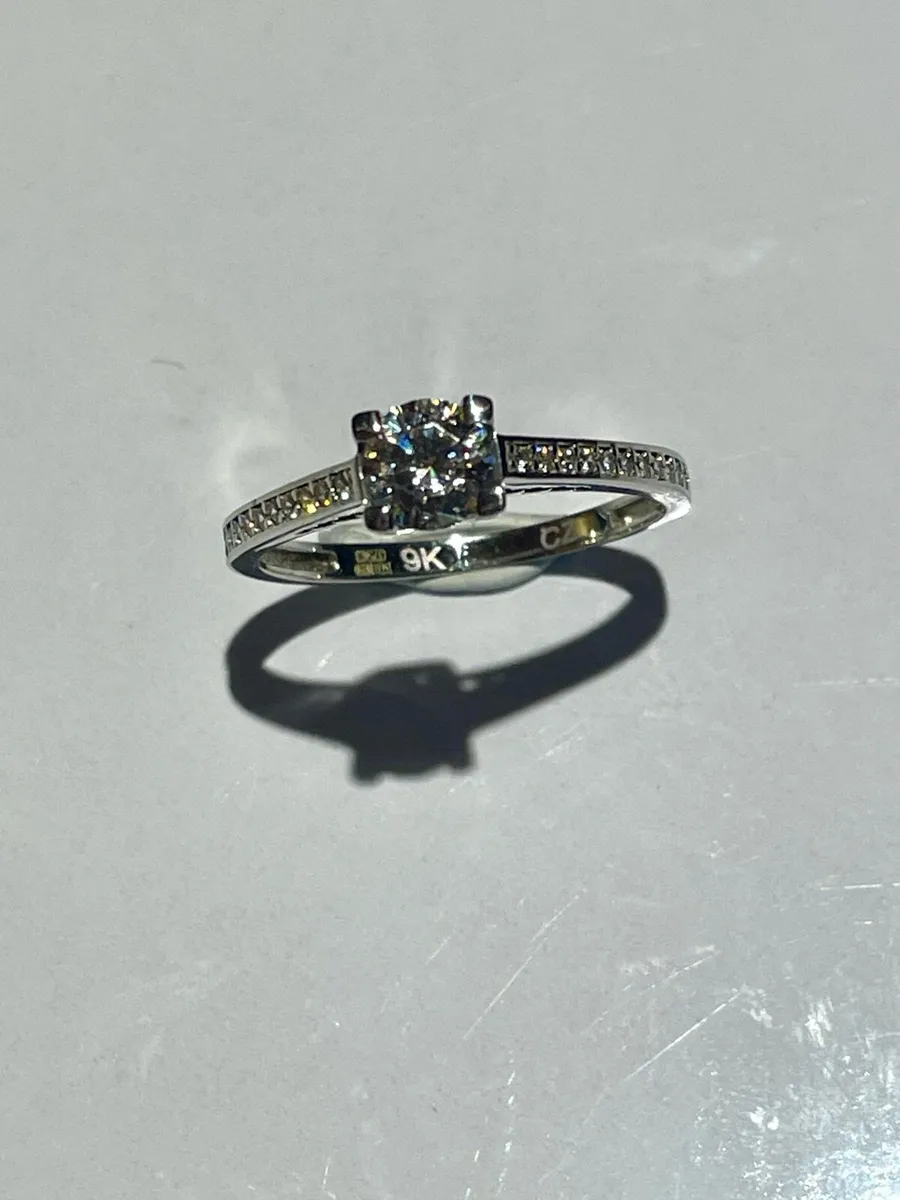 9ct White Gold CZ Ring - Image 2