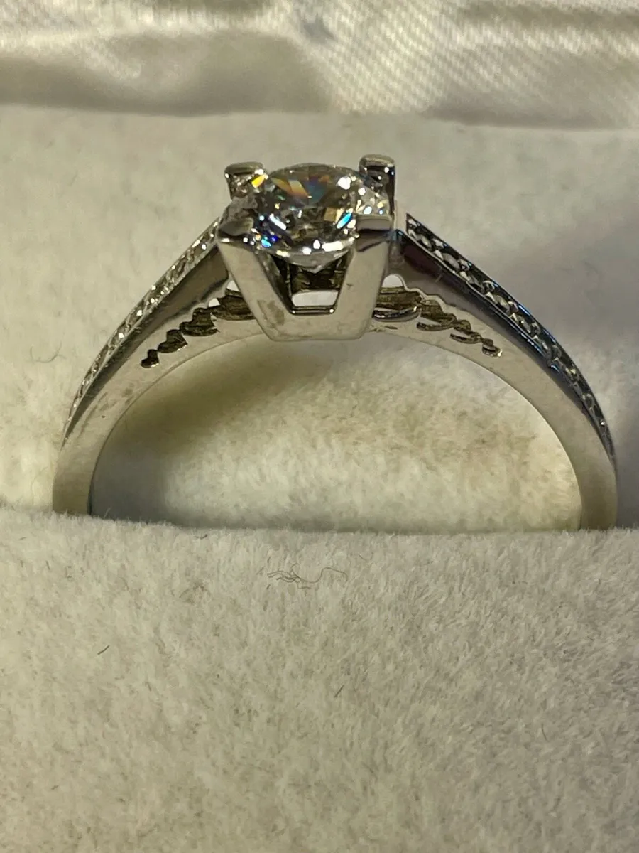 9ct White Gold CZ Ring - Image 3