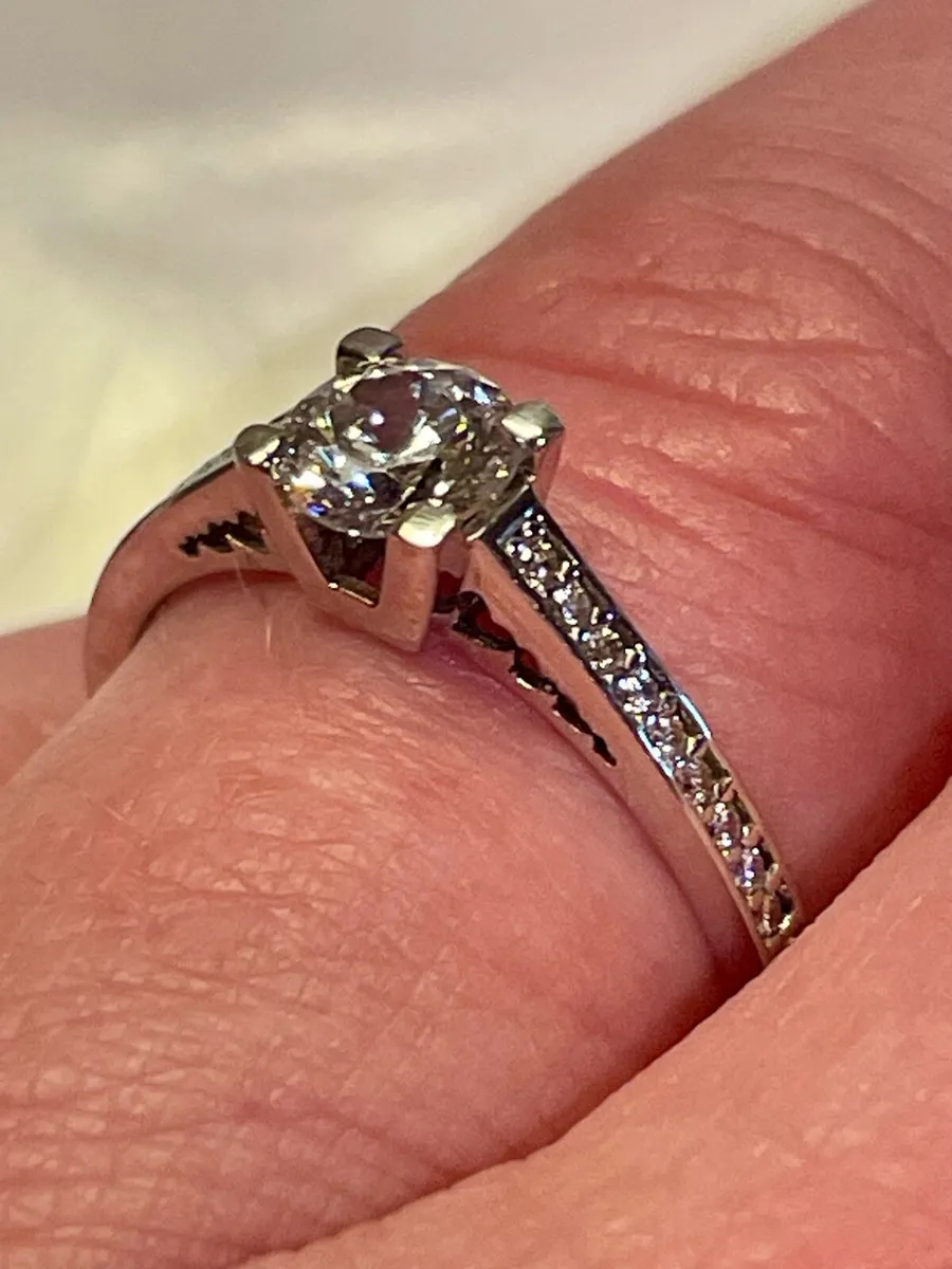 9ct White Gold CZ Ring - Image 4