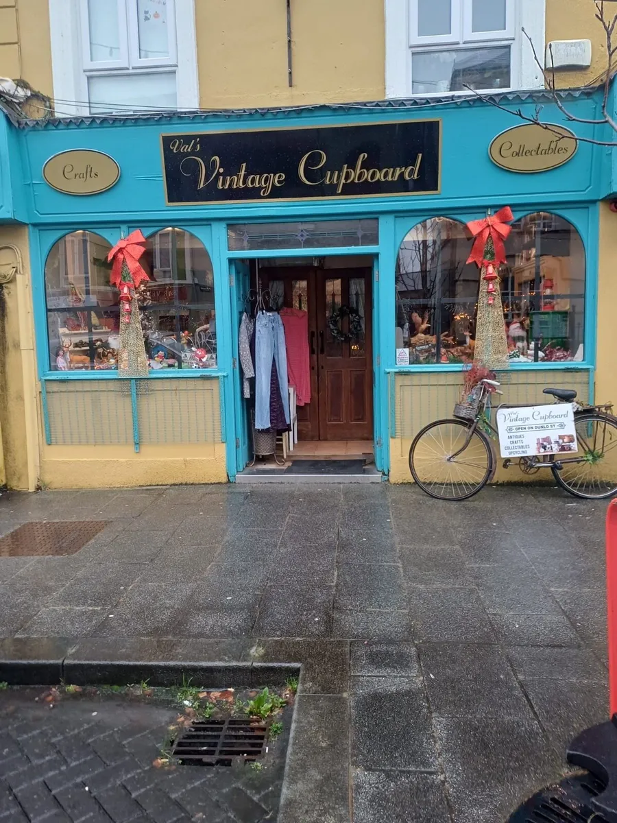 Antiques and vintage shop - Image 1