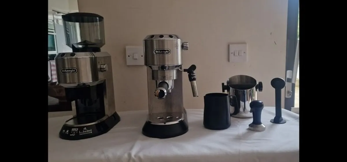 Delonghi coffee machine and coffee grinder - Image 1