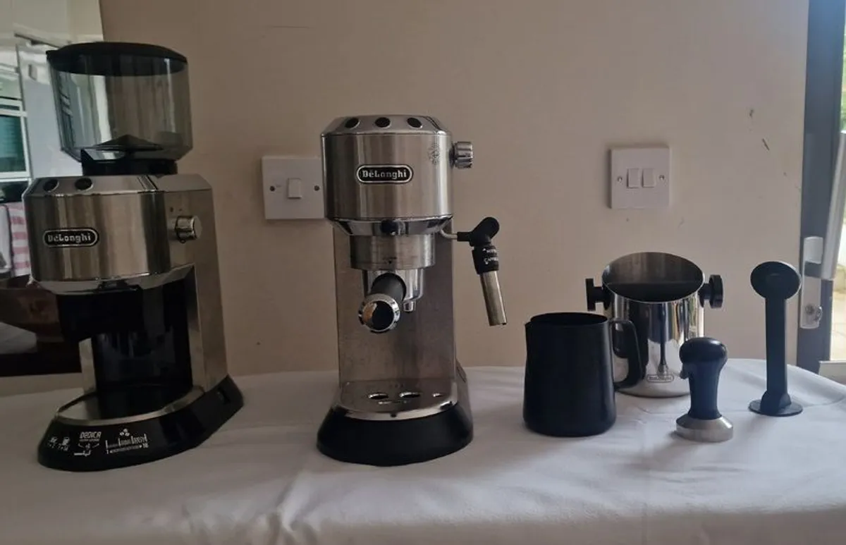 Delonghi coffee machine and coffee grinder - Image 3