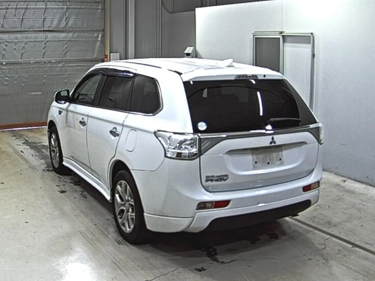 2014 Mitsubishi Outlander PHEV HIGH SPEC - Image 2