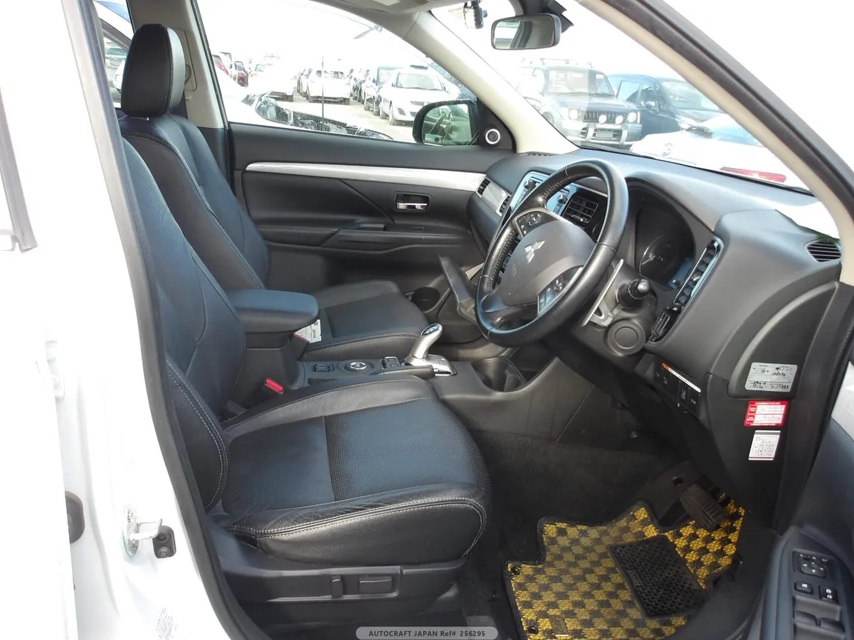 2014 Mitsubishi Outlander PHEV HIGH SPEC - Image 3