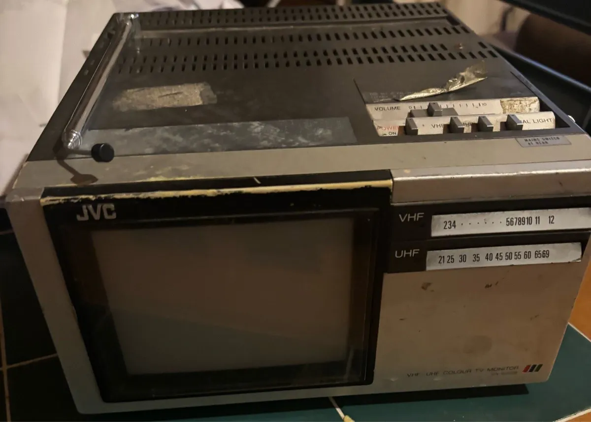 JVC CX-610GB Vintage 6” Colour TV - Image 2