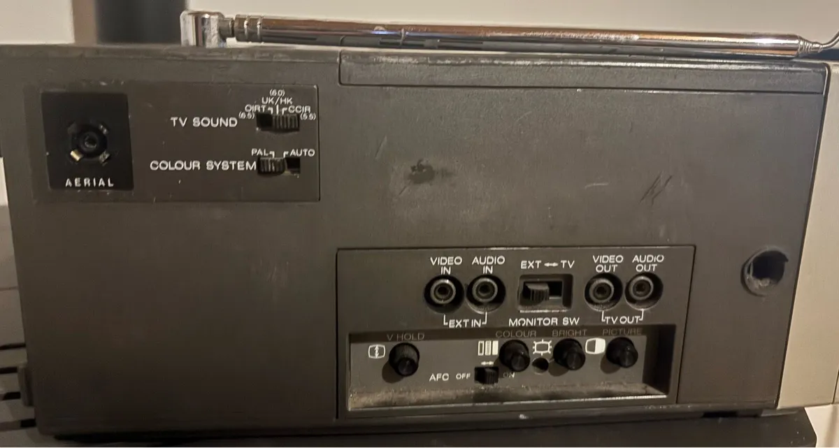 JVC CX-610GB Vintage 6” Colour TV - Image 3