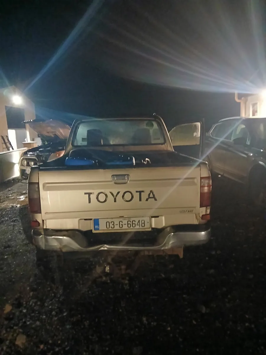 Toyota Hilux 2003 - Image 2
