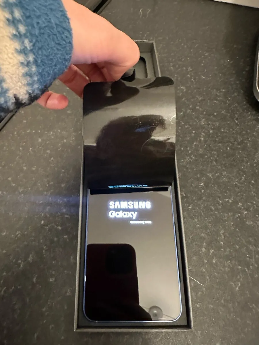 Samsung S25 128GB - Image 1