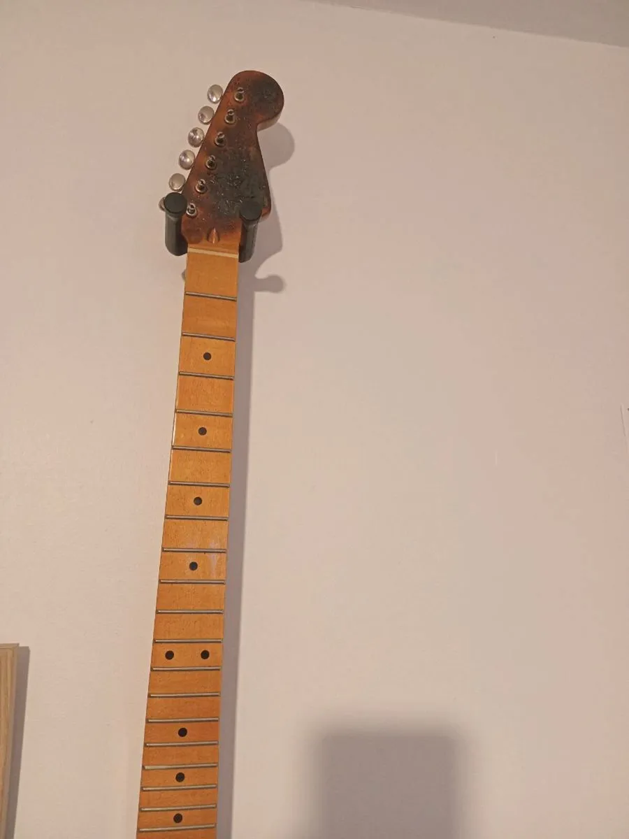 Roasted maple lacquered neck - Image 1