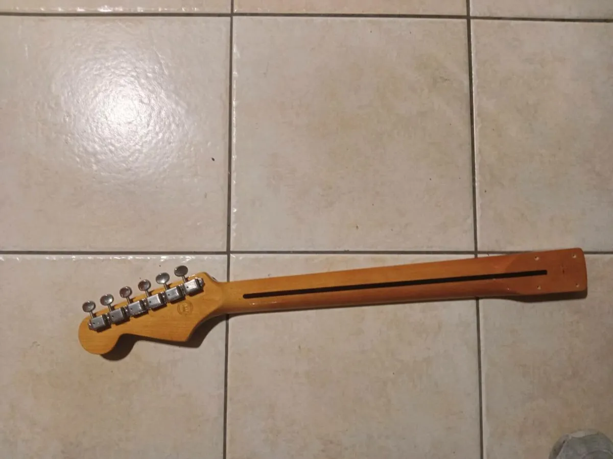 Roasted maple lacquered neck - Image 2