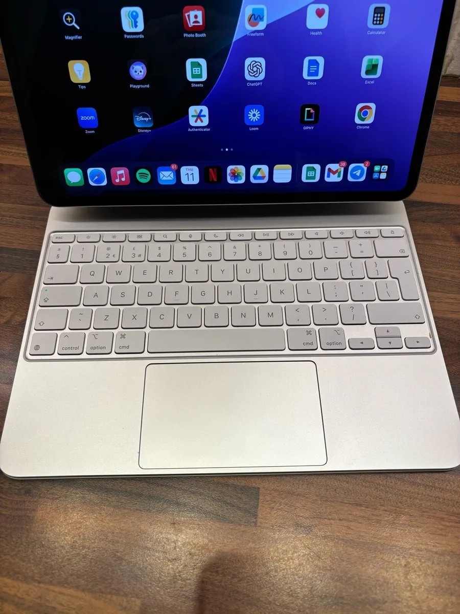 iPad Pro M4 256GB with warranty - Image 2