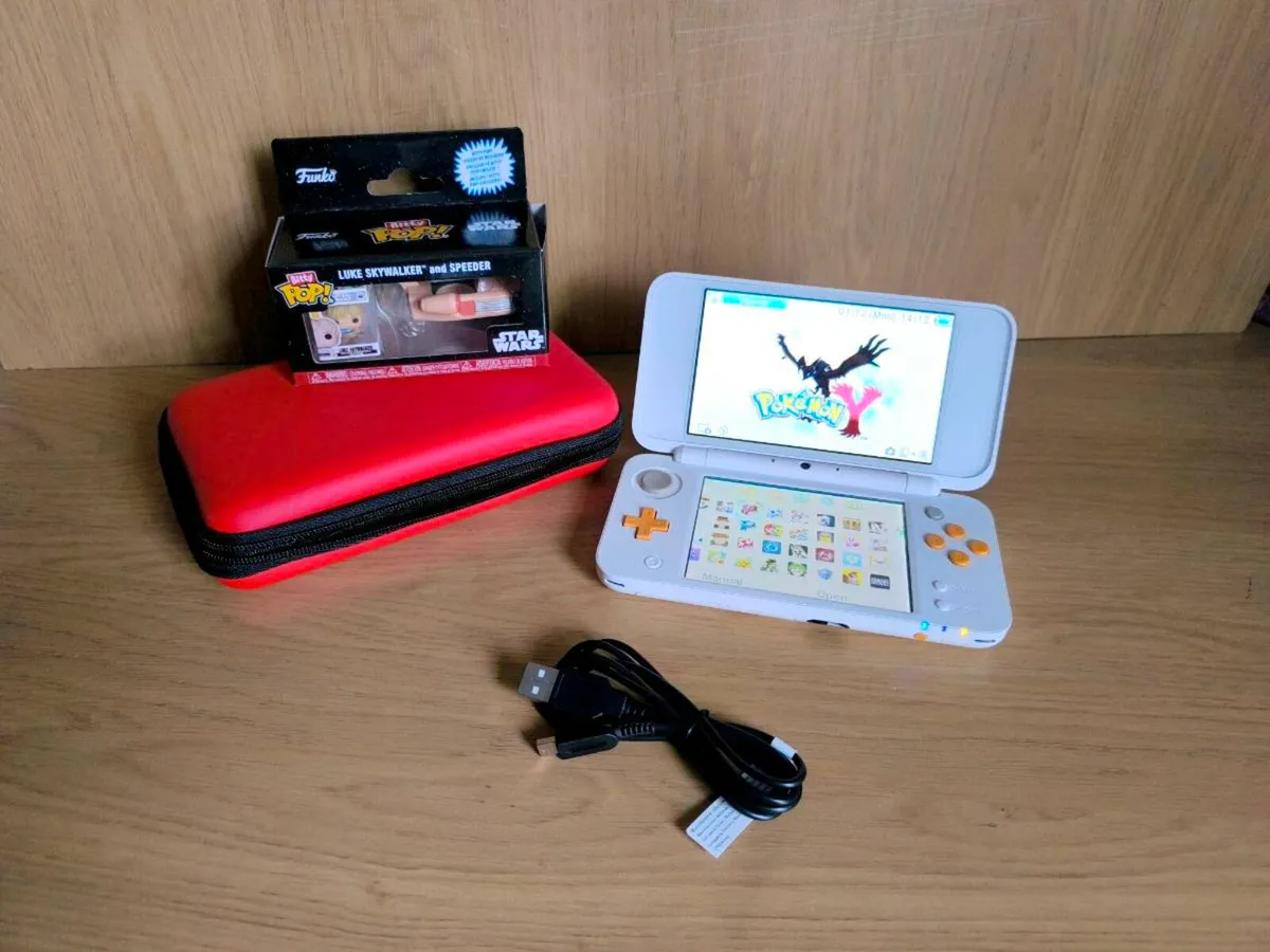 Nintendo 2DS XL with 40 games - Image 1