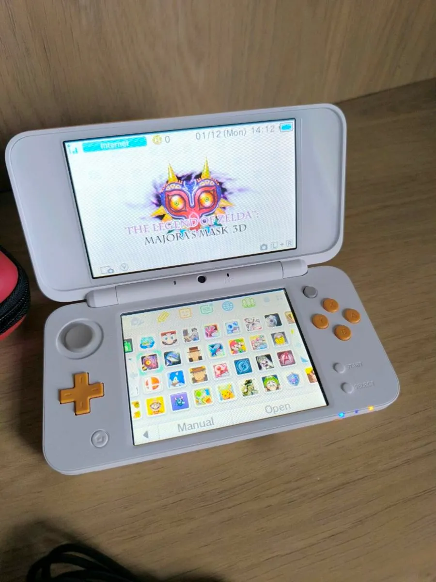 Nintendo 2DS XL with 40 games - Image 2