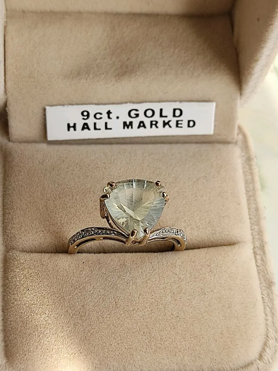 9 CT  Gold Diamonds ring with chrysoprase. Size N - Image 1