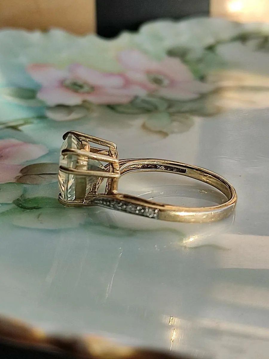 9 CT  Gold Diamonds ring with chrysoprase. Size N - Image 2