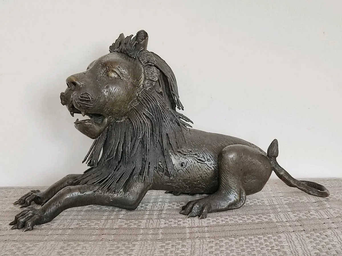 Vintage large bronze lion sculpture Cameroong - Image 1