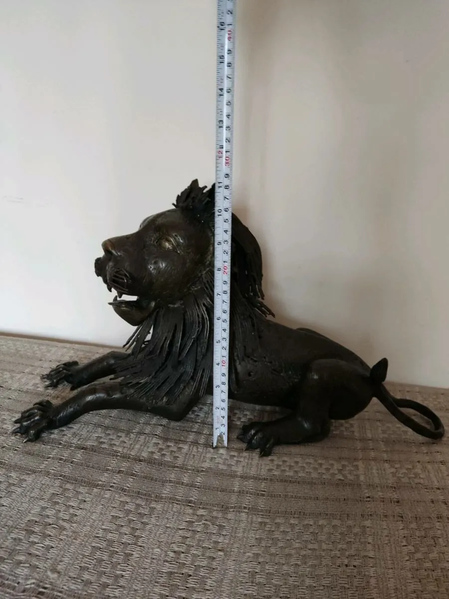 Vintage large bronze lion sculpture Cameroong - Image 2