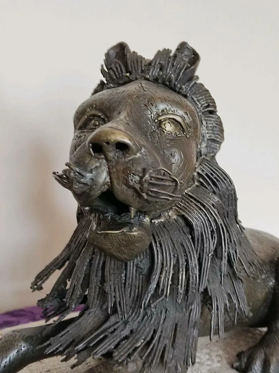 Vintage large bronze lion sculpture Cameroong - Image 3