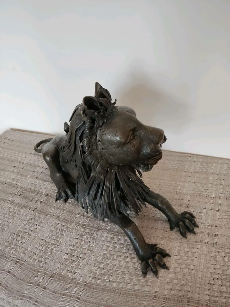 Vintage large bronze lion sculpture Cameroong - Image 4