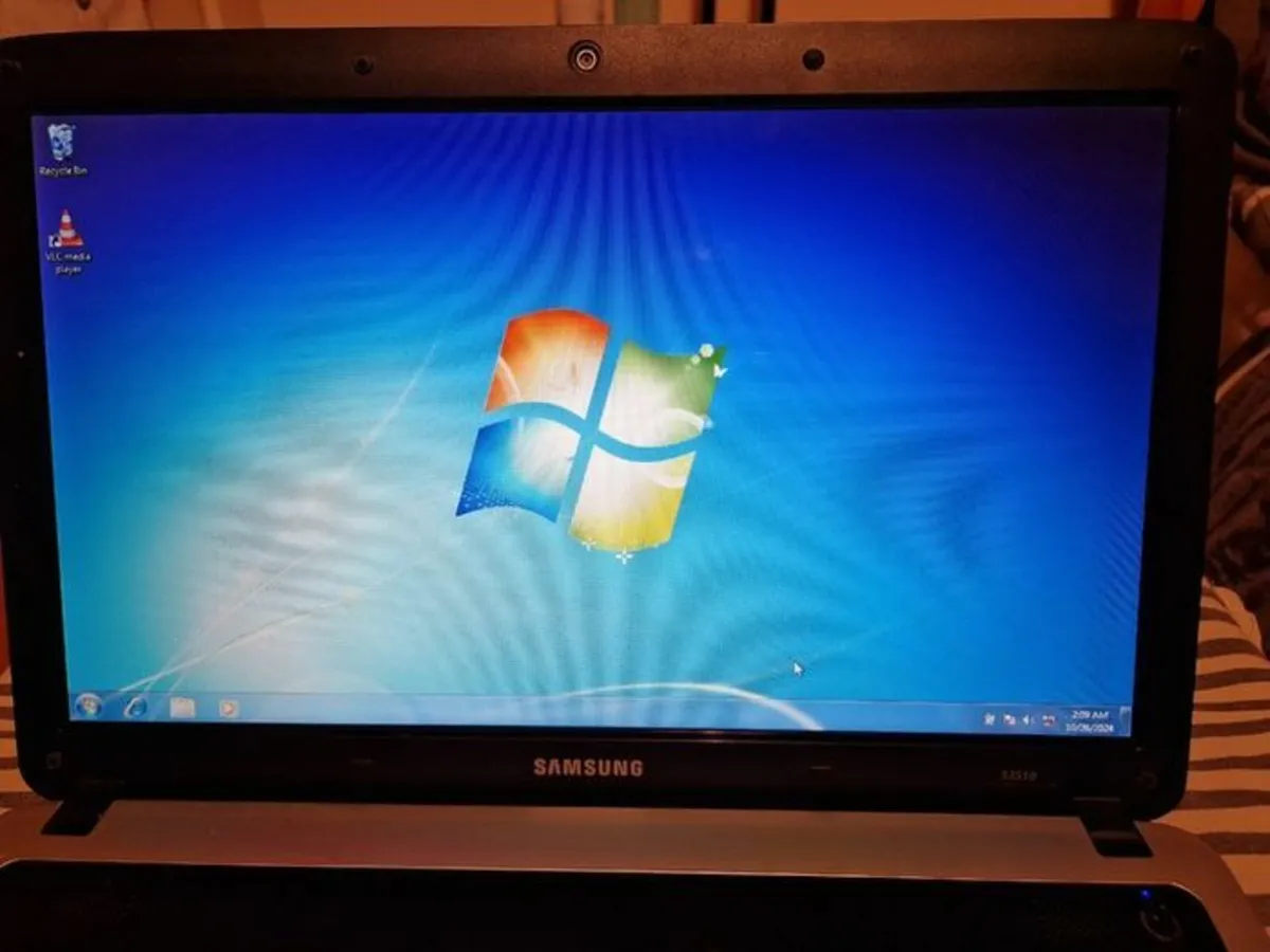 Samsung S3510 Laptop, 1 Terrabyte Hard Drive - Image 1