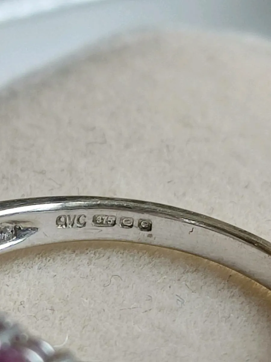 Vintage 9 CT  Diamond and Ruby cluster ring - Image 2