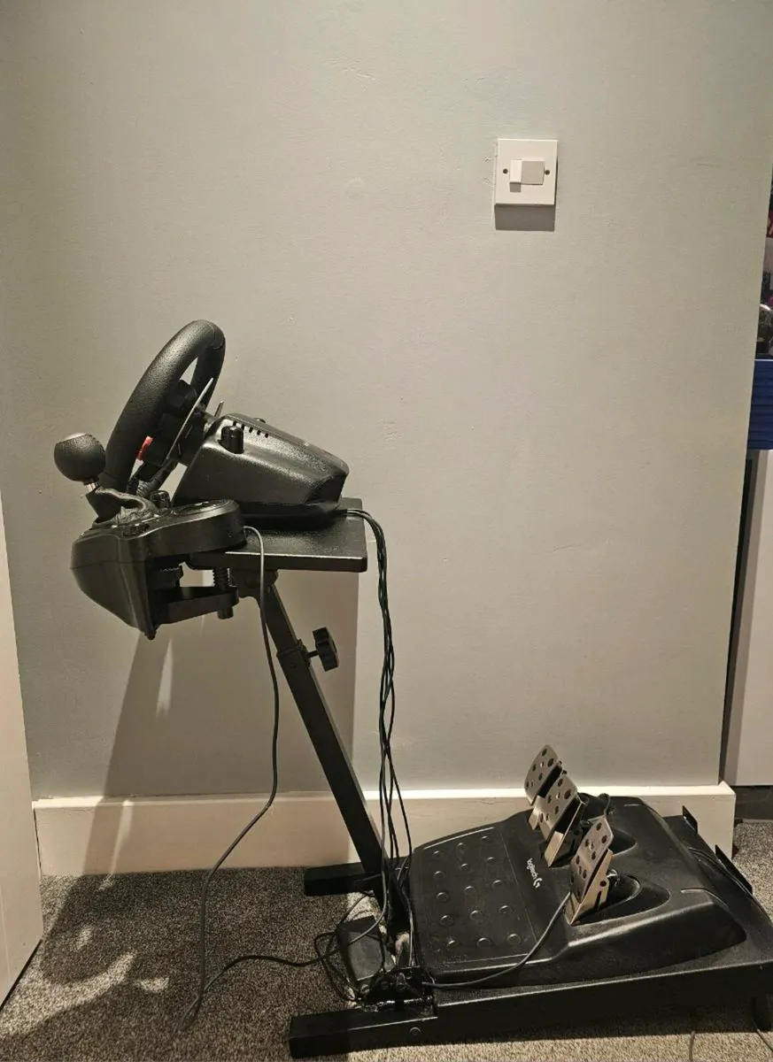 Logitech steering wheel PS4&PS5 - Image 1