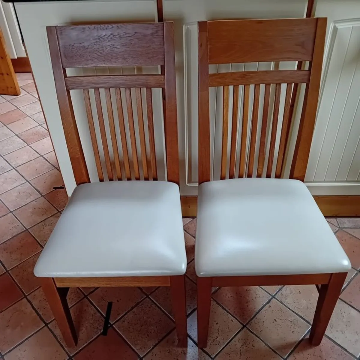 Kitchen table and chairs - Image 4