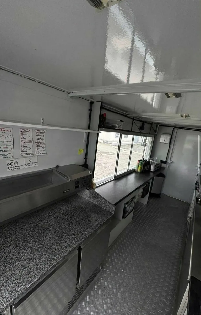 FOOD TRUCK . 2010 IVECO 35S11 - Image 2