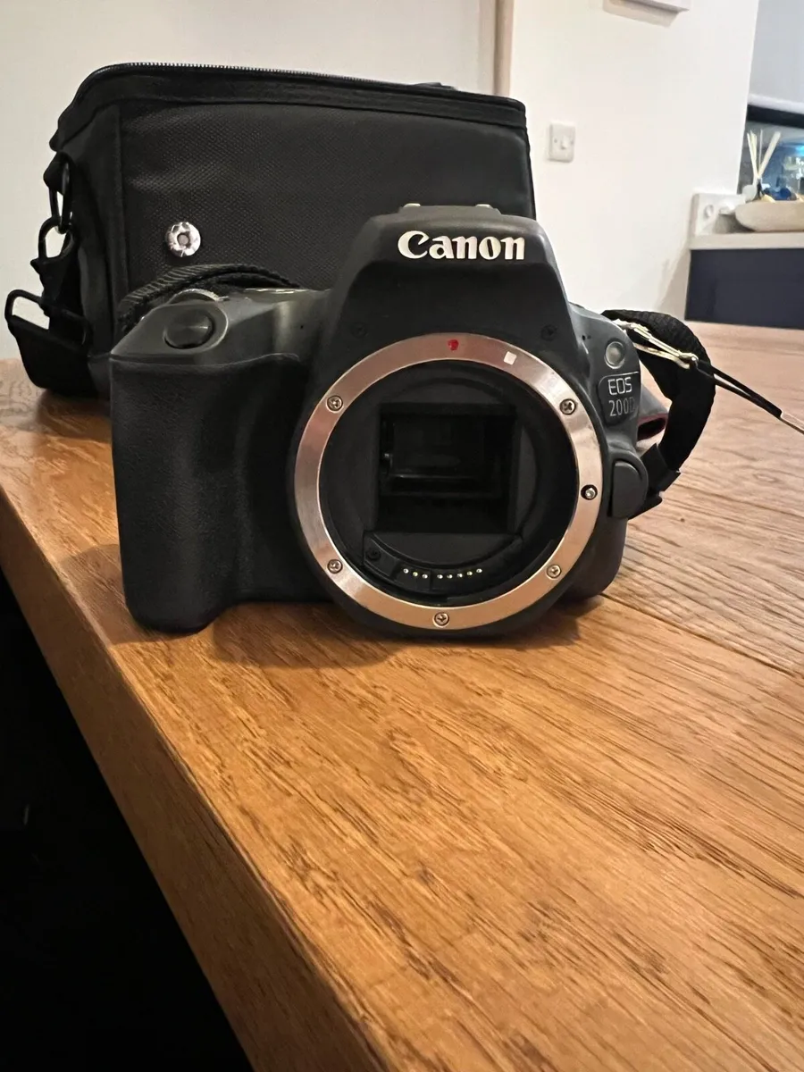 Canon EOS 200D DSLR Camera + 2 lenses - Image 4