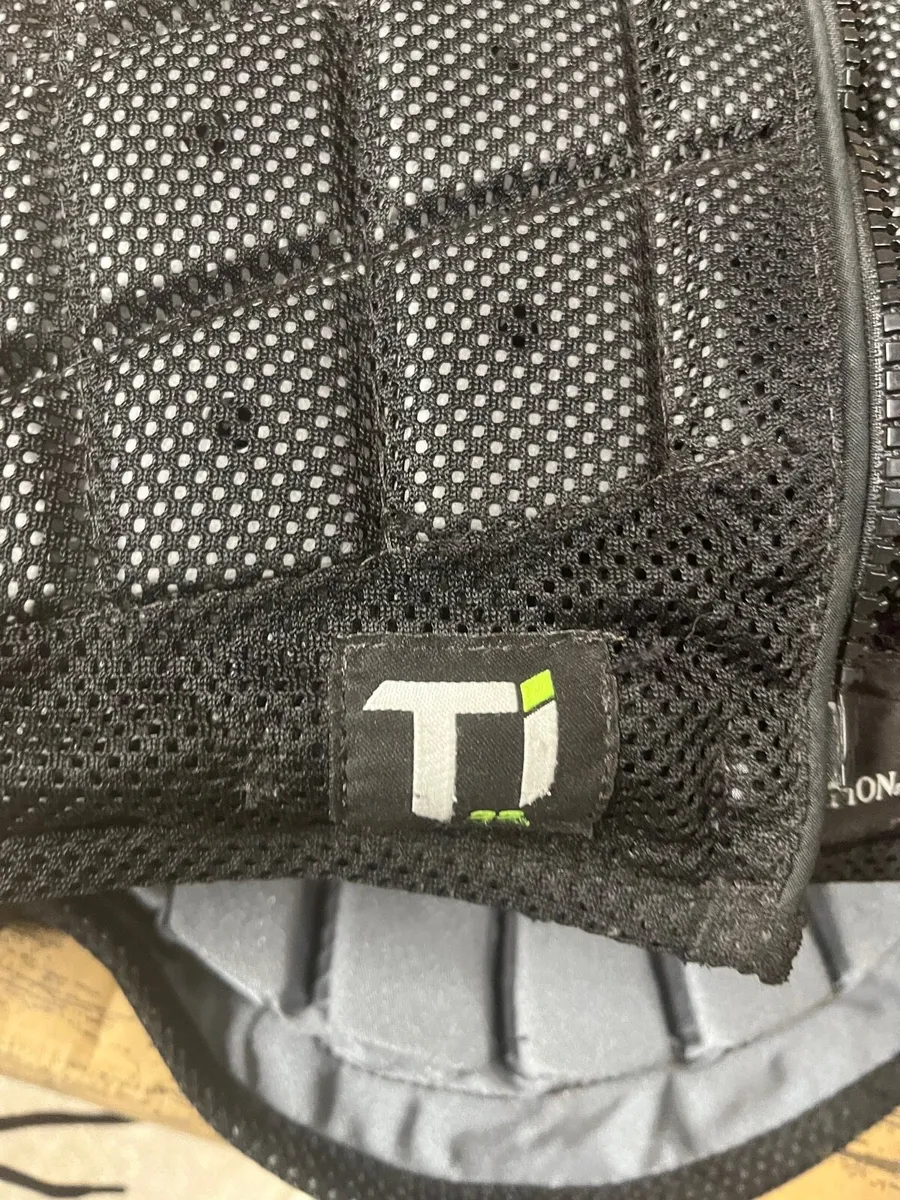 Horse riding gear(child) back protector, helmet - Image 2