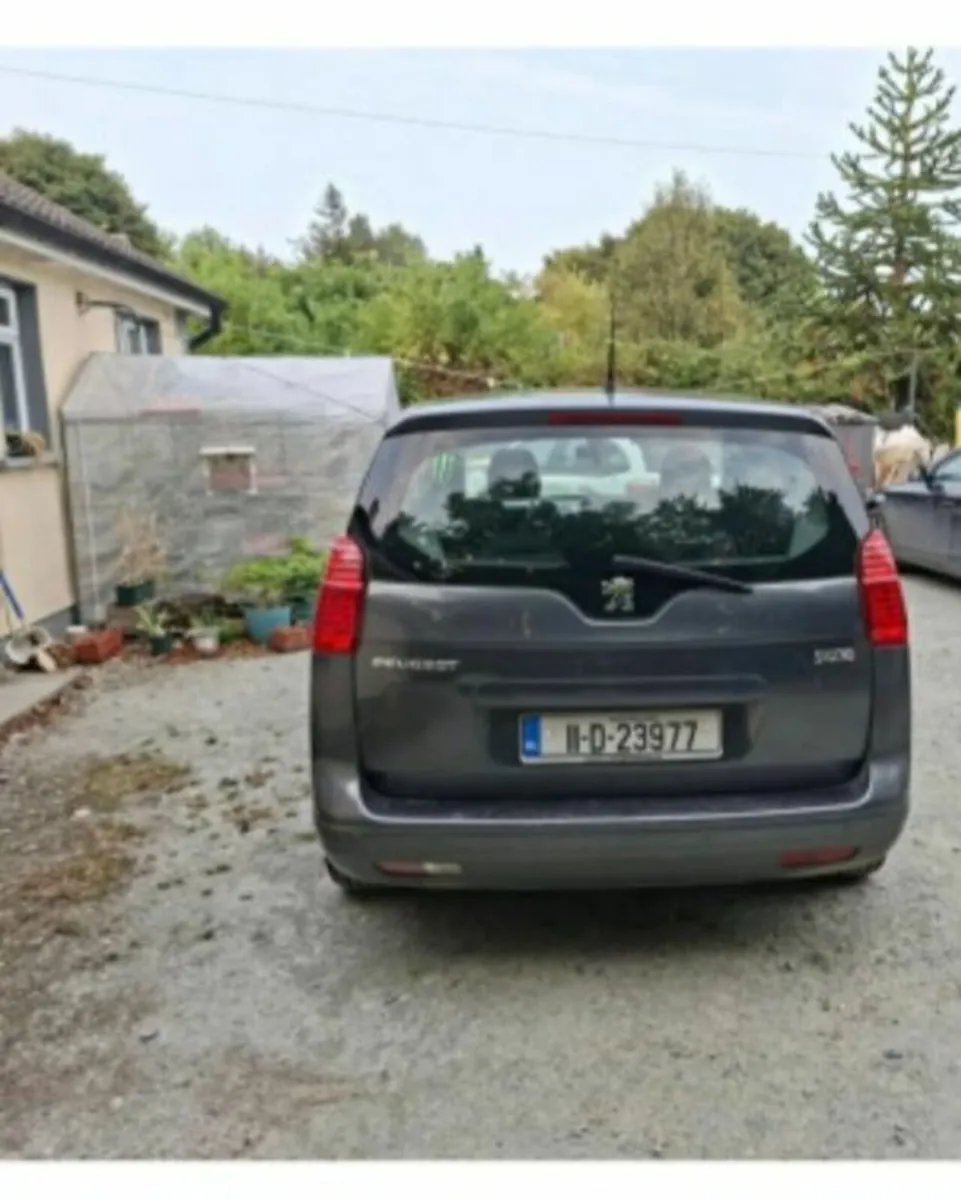 Peugeot 5008 2011 - Image 2