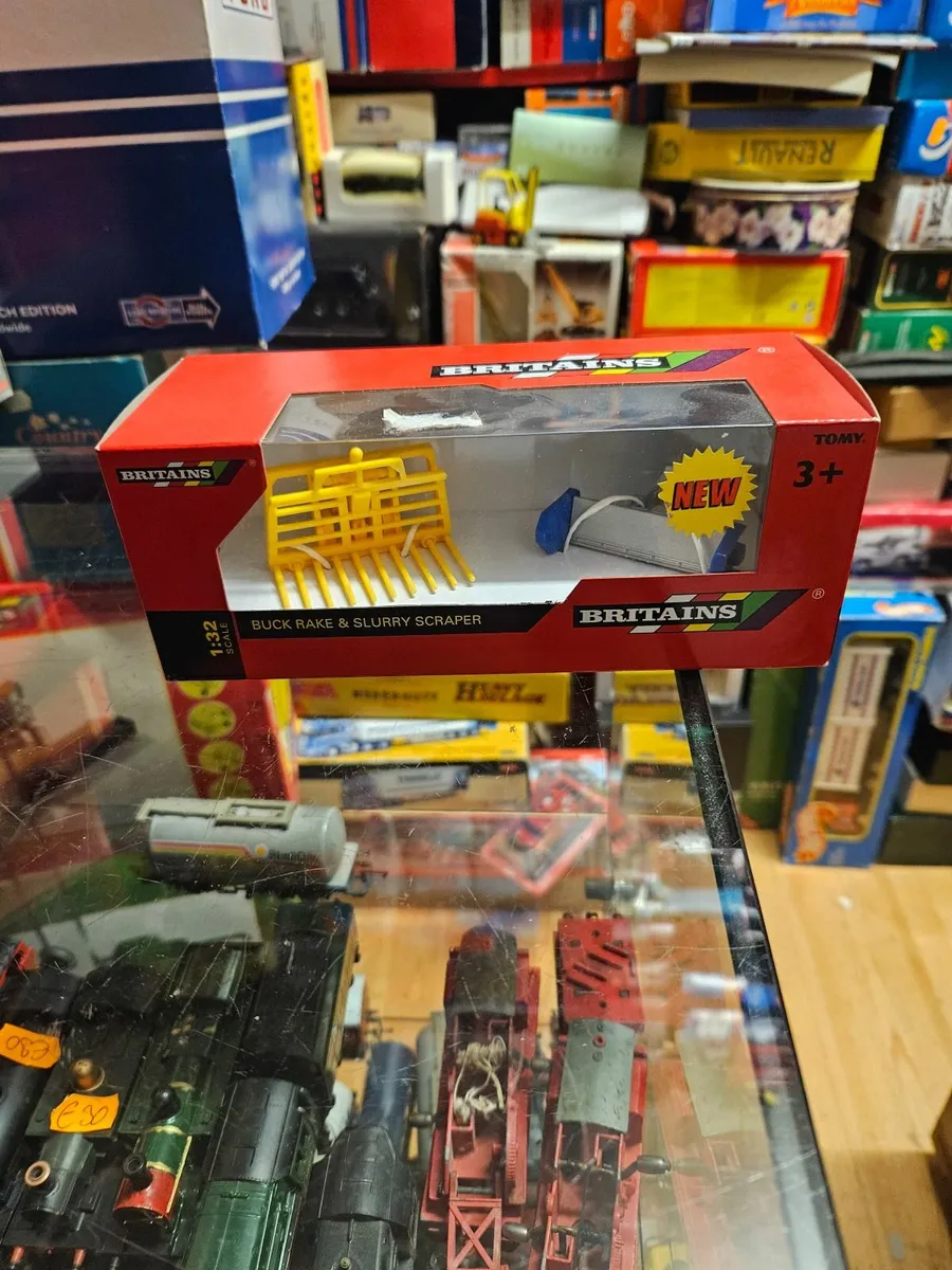 Britain's Buck Rake and Yard Scraper - Image 1