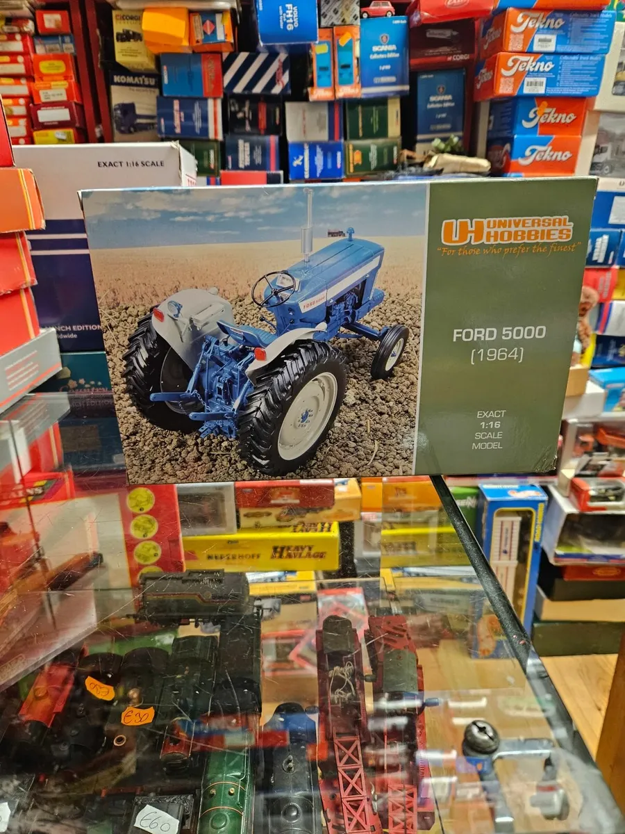 Britain's Universal Hobbies Ford 5000 Tractor 1.16 - Image 2