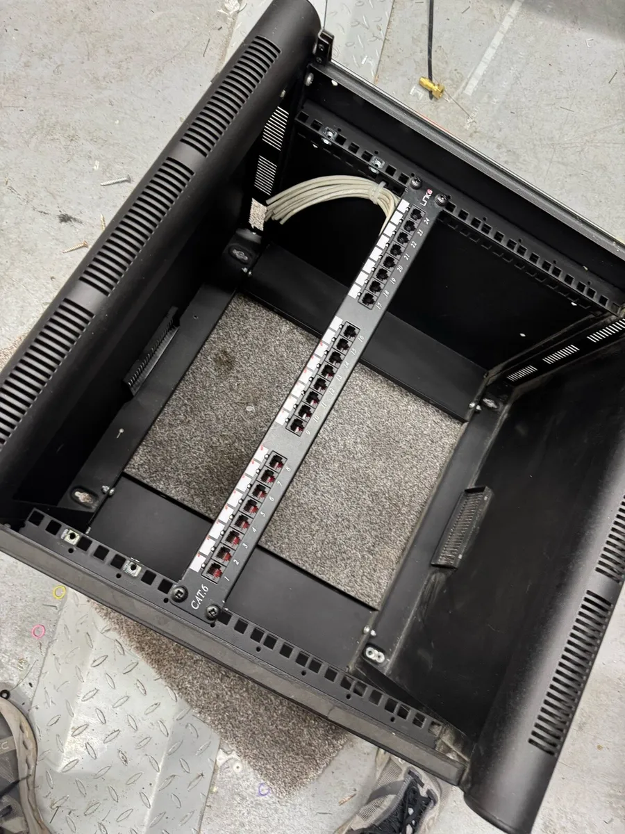 Data cabinet - Image 1