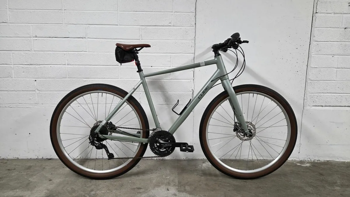 Cube Hyde hybrid bike - Image 1