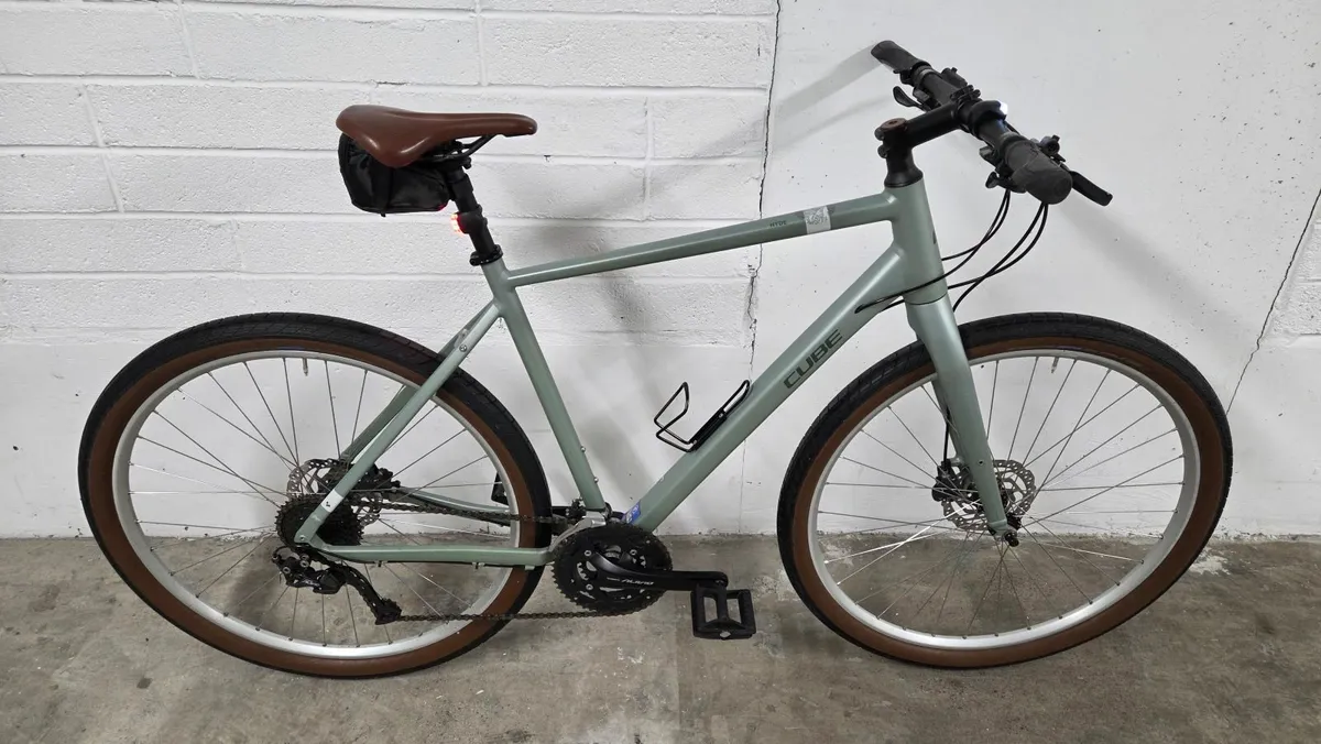 Cube Hyde hybrid bike - Image 2