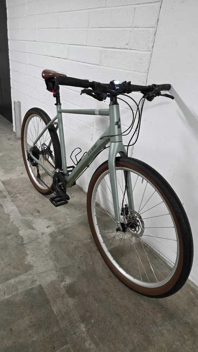 Cube Hyde hybrid bike - Image 3