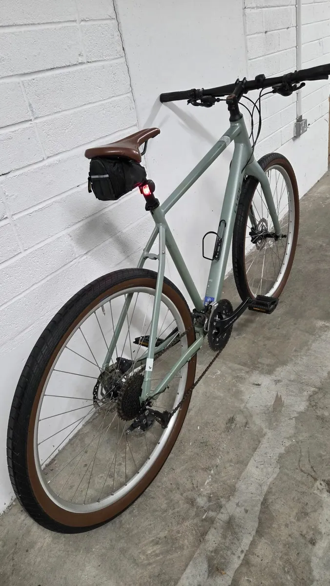 Cube Hyde hybrid bike - Image 4