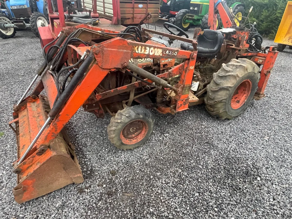 Kubota compact tractor loader & back actor - Image 1