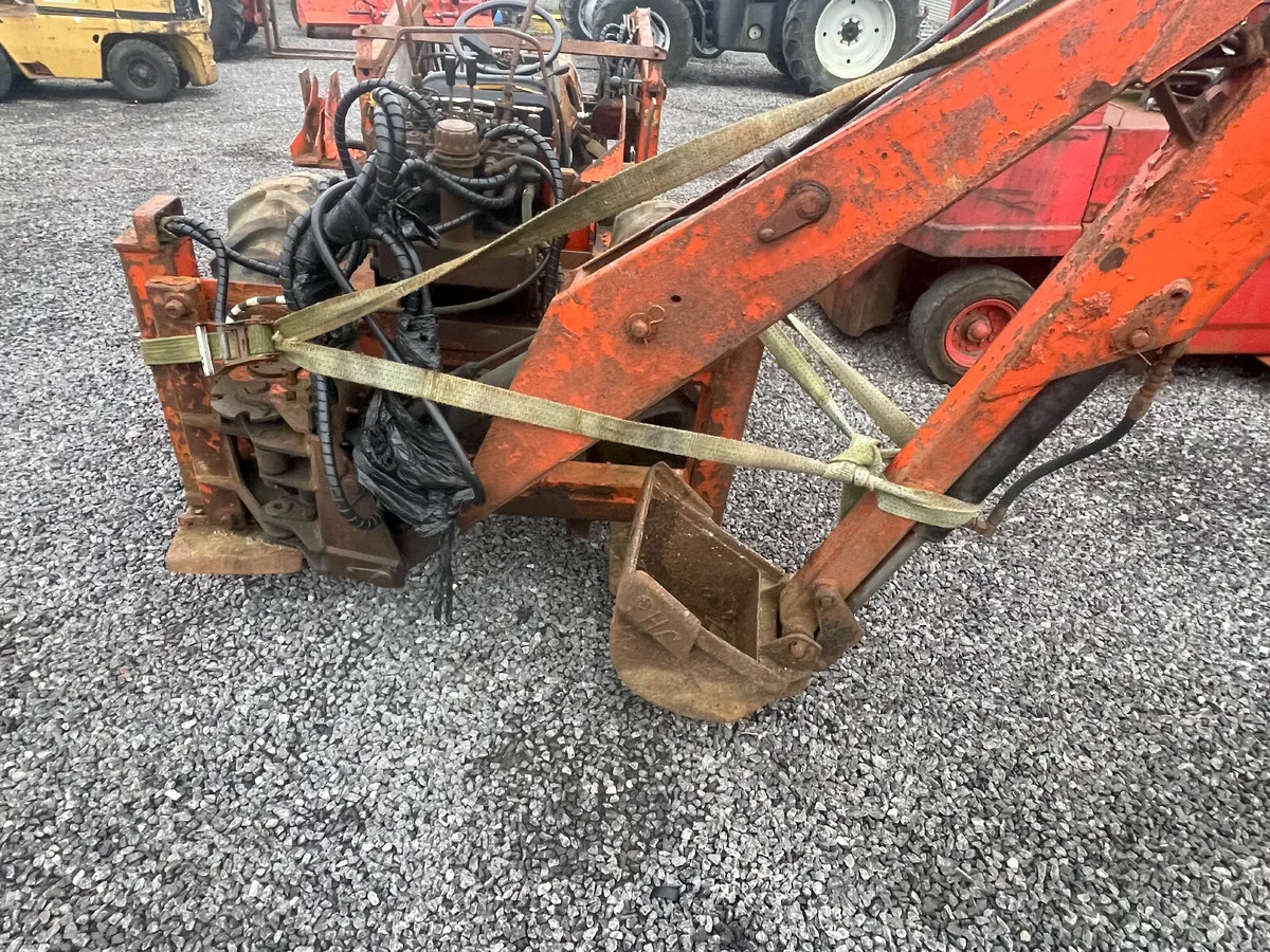 Kubota compact tractor loader & back actor - Image 2