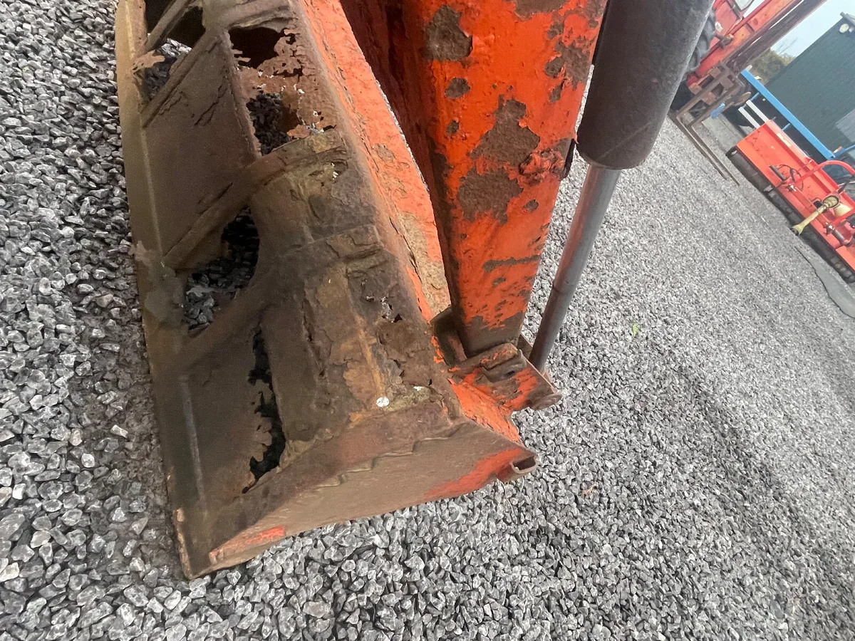 Kubota compact tractor loader & back actor - Image 4