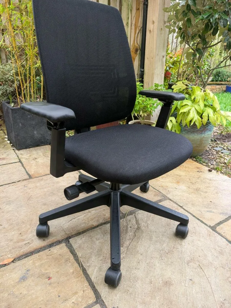 Ergonomic office chair - Image 2